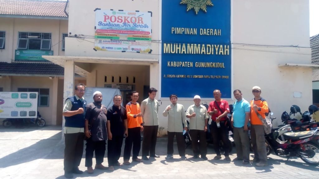 Alfis Khoirul bersama Jajaran PKU Muhammadiyah Yogyakarta, Kang Salim & Kang Bayu dari MDMC Gunungkidul berserta rekan