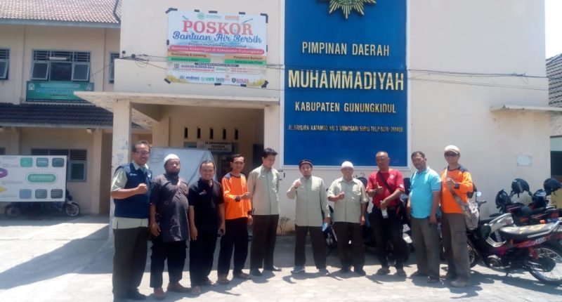Alfis Khoirul bersama Jajaran PKU Muhammadiyah Yogyakarta, Kang Salim & Kang Bayu dari MDMC Gunungkidul berserta rekan