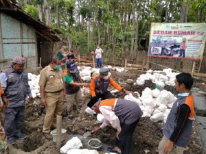 PDM Gunungkidul Kapanewon Ponjong dan Lurah Kalurahan Genjahan dalam Peletakan Batu Pertama Bedah Rumah 8 Lazismu Gunungkidul