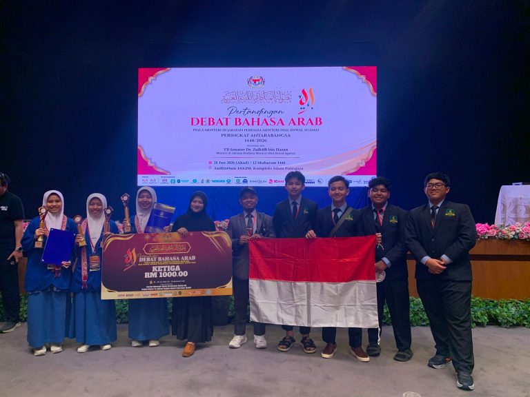 Siswi Mu’allimaat Muhammadiyah Harumkan Indonesia, Raih Juara Debat Bahasa Arab Internasional di Malaysia