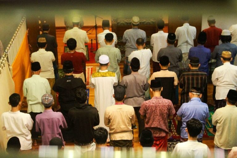 Masbuk Hanya Mendapati Rukuk Imam, Apakah Tetap Wajib Membaca Al-Fatihah?