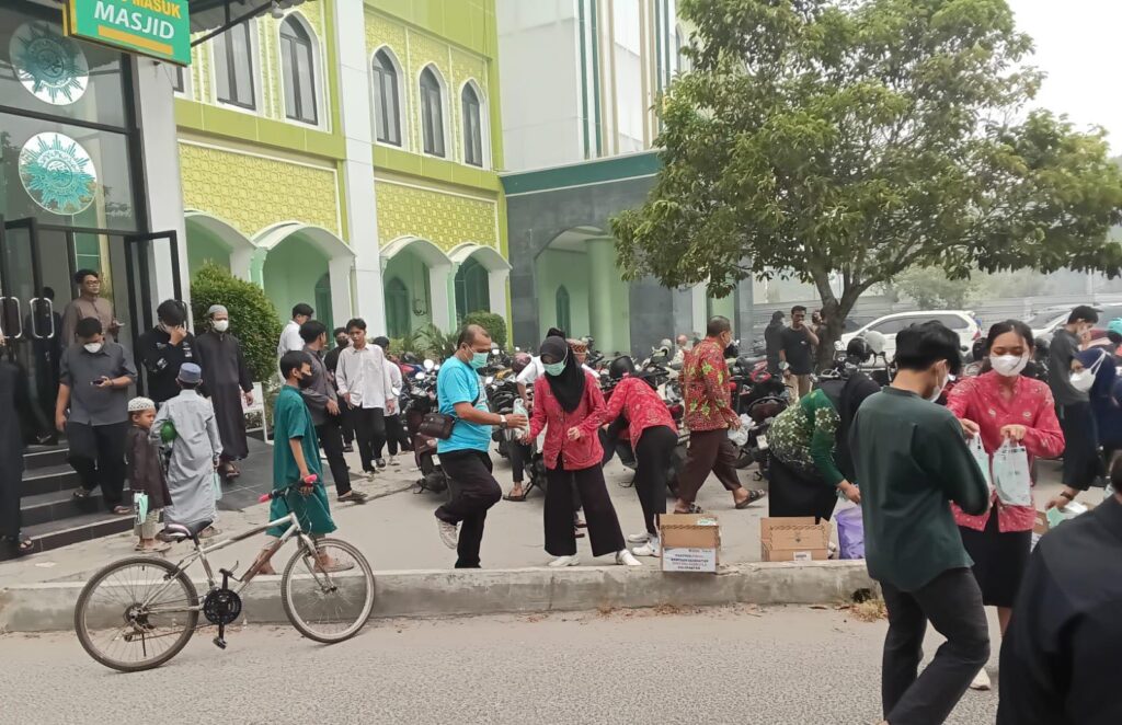 Respons Karhutla, Muhammadiyah Kalteng Bagikan Ratusan Paket Bantuan kepada Warga