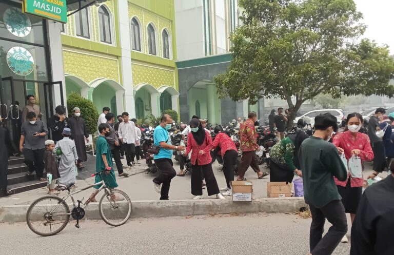 Respons Karhutla, Muhammadiyah Kalteng Bagikan Ratusan Paket Bantuan kepada Warga