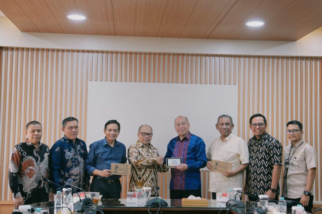 Perkuat Pembelajaran PAUD dan Sekolah, Muhammadiyah Jatim Terima 140 Tablet Pintar